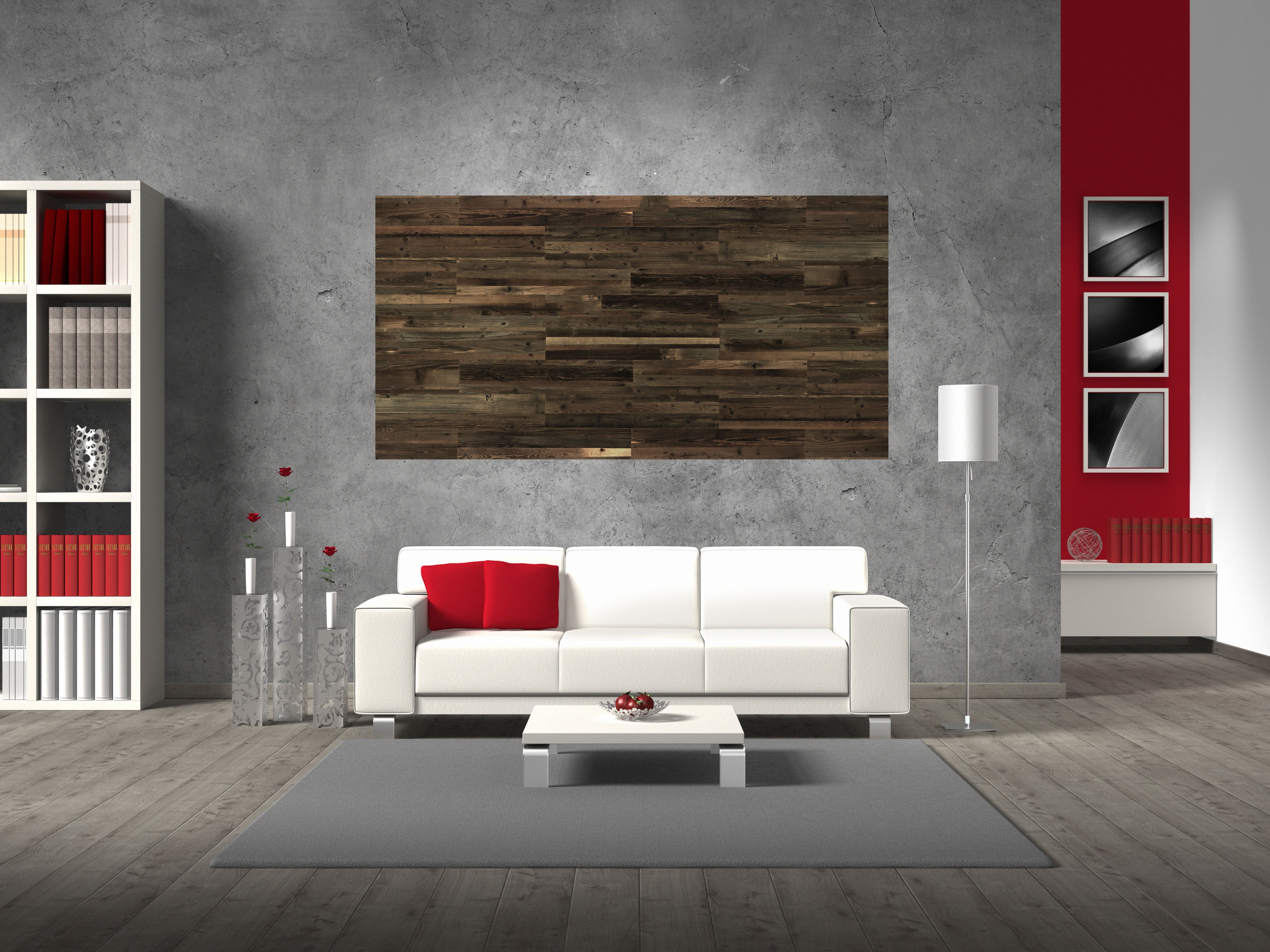 Couch mit roten Polstern und Wand, verkleidet mit Altholz Paneelen