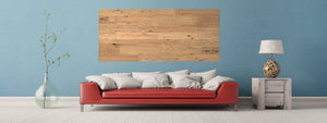 Rotes Sofa, blaue Wand bestückt mit Eiche rough Wandpaneelen