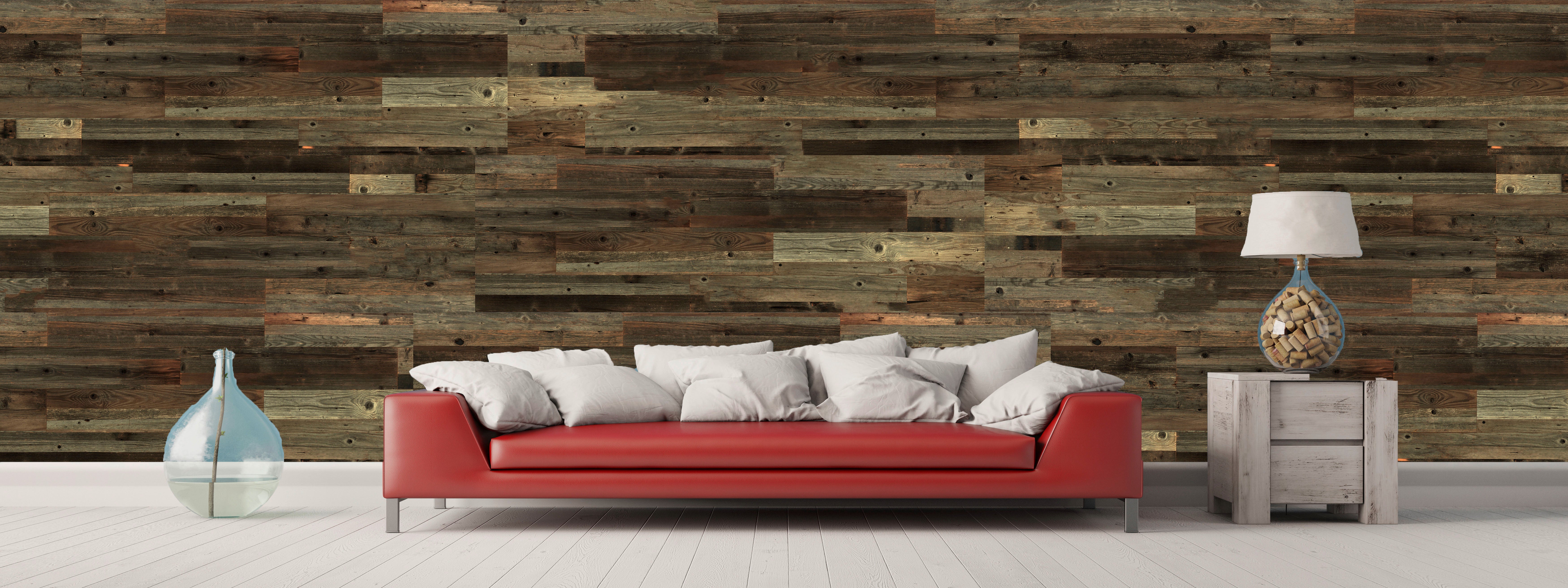 Rotes Sofa mit weißen Polstern, Wand verkleidet mit braunem Altholz