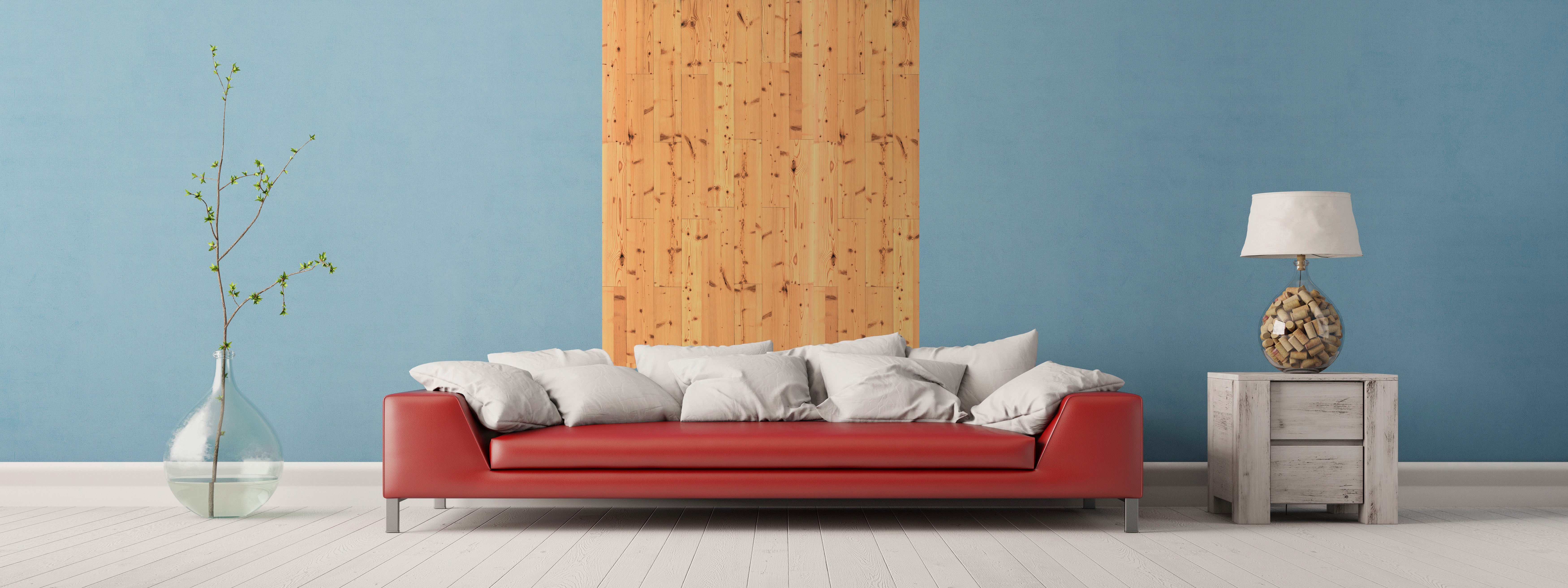 Wohnzimmer mit roter Couch und Fichten Wandpaneelen