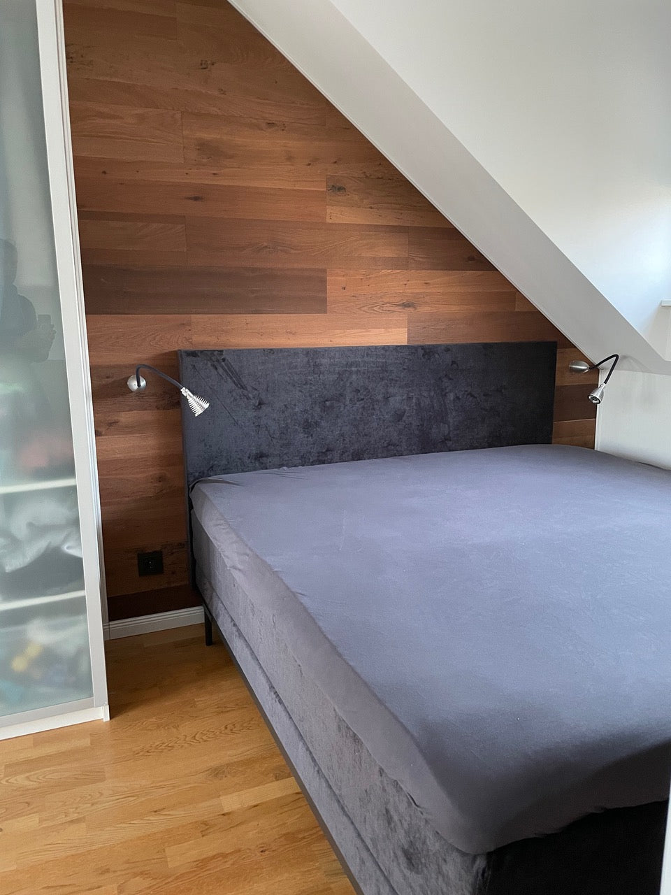 Bett und Wand mit Eiche ausgestattet